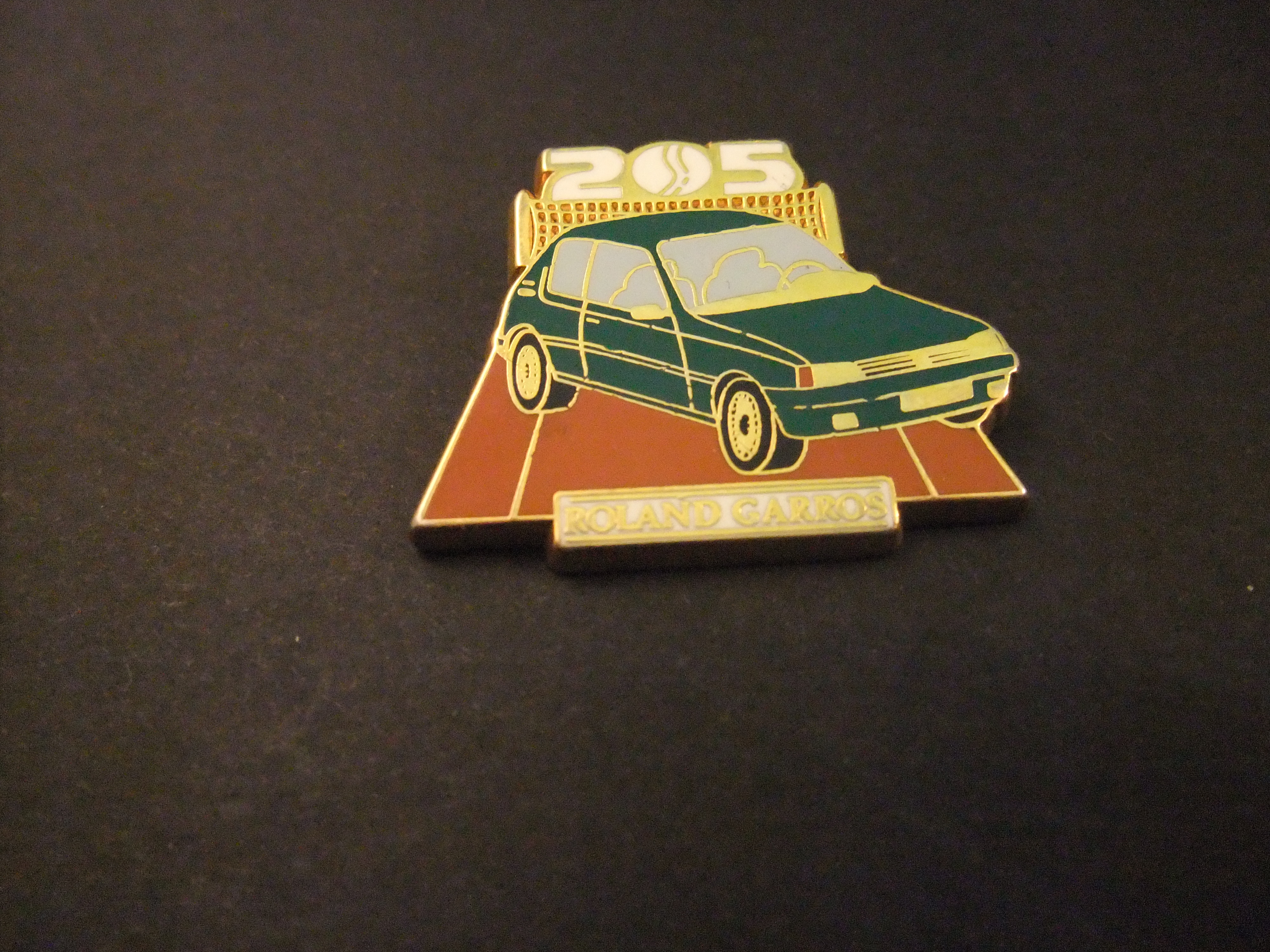 Peugeot 205 (op de tennisbaan Roland Garros) logo op het net